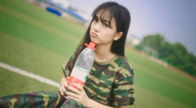 他俯身拽我被子,我順勢抱住他的脖子,對他撒嬌