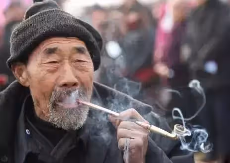 老人中獎二百萬,給四兒女發一樣訊息,只有小兒子的回復得到了這筆錢