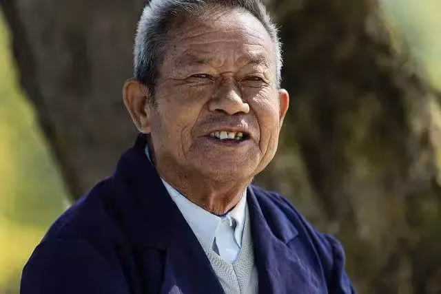 老人中獎二百萬,給四兒女發一樣訊息,只有小兒子的回復得到了這筆錢