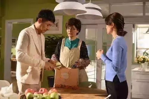 孕檢回家晚沒做飯,婆婆大打出手,爸媽來醫院一趟,公婆癱地上