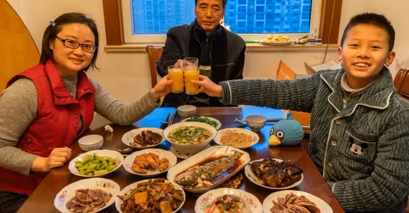 過年回丈母娘家，兩天花五萬，丈夫生氣卻被妻子怒懟：都是一家人