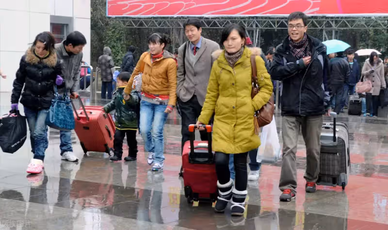 過年回丈母娘家,兩天花五萬,丈夫生氣卻被妻子怒懟:都是一家人