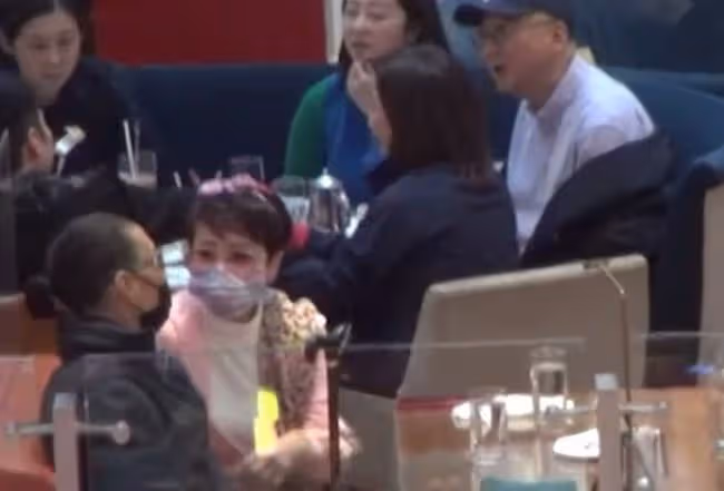 狄波拉與2任丈夫聚會,當眾摟抱親吻前夫謝賢,表現親密毫不避嫌