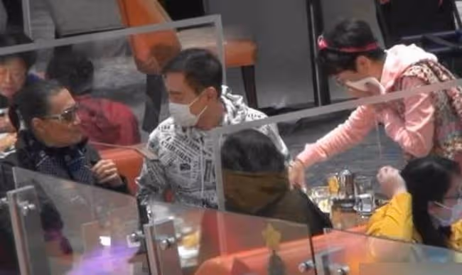 狄波拉與2任丈夫聚會,當眾摟抱親吻前夫謝賢,表現親密毫不避嫌