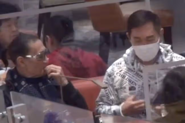 狄波拉與2任丈夫聚會,當眾摟抱親吻前夫謝賢,表現親密毫不避嫌