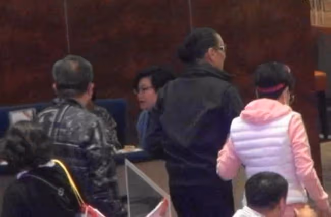 狄波拉與2任丈夫聚會,當眾摟抱親吻前夫謝賢,表現親密毫不避嫌