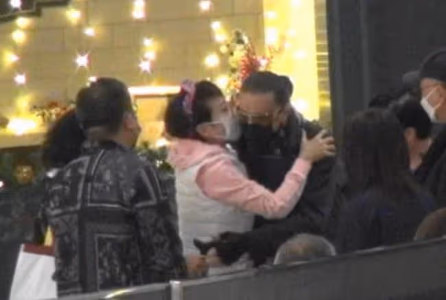狄波拉與2任丈夫聚會,當眾摟抱親吻前夫謝賢,表現親密毫不避嫌