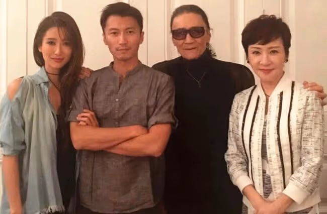 狄波拉與2任丈夫聚會,當眾摟抱親吻前夫謝賢,表現親密毫不避嫌