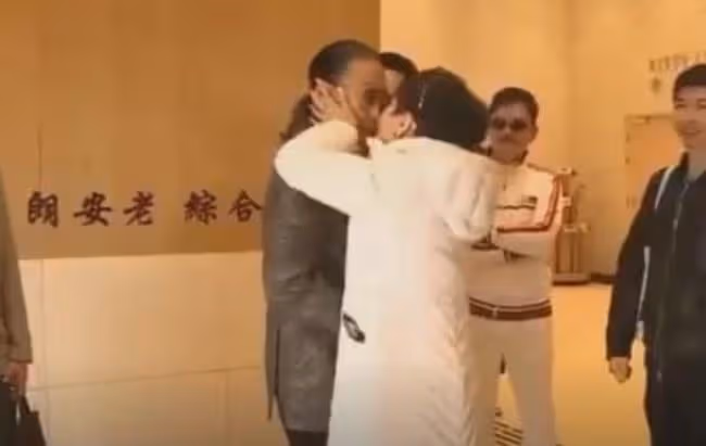 狄波拉與2任丈夫聚會,當眾摟抱親吻前夫謝賢,表現親密毫不避嫌