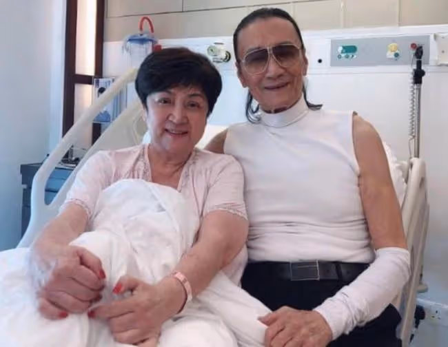 狄波拉與2任丈夫聚會,當眾摟抱親吻前夫謝賢,表現親密毫不避嫌