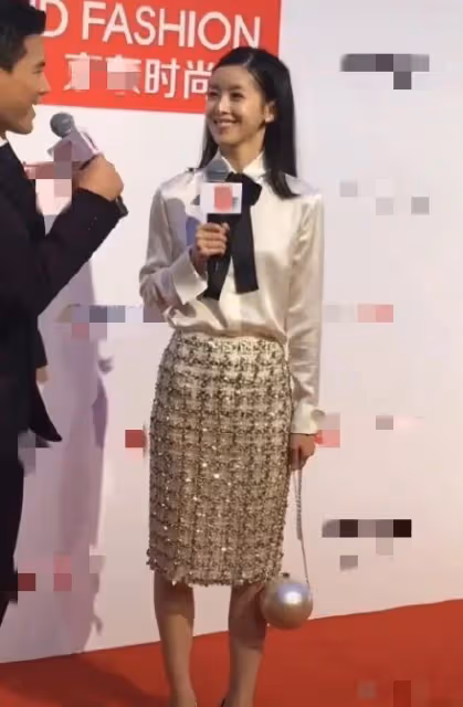 章澤天為自家品牌站台,拎22萬元包貴氣十足,28歲身家已超1800億