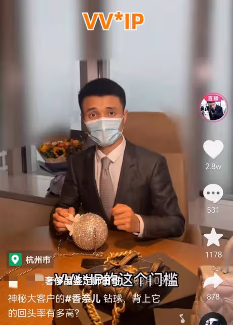 章澤天為自家品牌站台,拎22萬元包貴氣十足,28歲身家已超1800億
