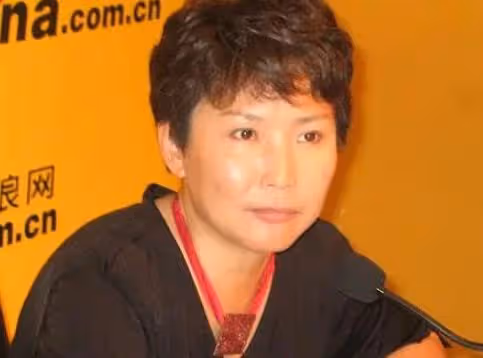 中國第一位體育主持人寧辛：與丈夫分居21年，58歲生孩子成難題