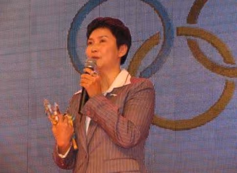 中國第一位體育主持人寧辛：與丈夫分居21年，58歲生孩子成難題
