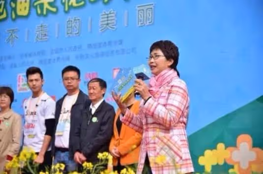 中國第一位體育主持人寧辛:與丈夫分居21年,58歲生孩子成難題