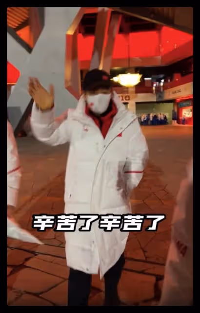 張藝謀閉幕式後現身,一路步行和志願者打招呼,不停揮手毫無架子
