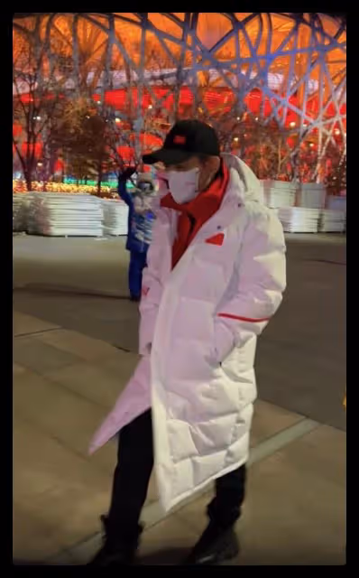 張藝謀閉幕式後現身,一路步行和志願者打招呼,不停揮手毫無架子