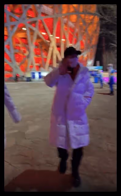 張藝謀閉幕式後現身,一路步行和志願者打招呼,不停揮手毫無架子