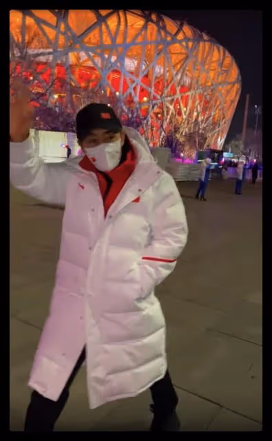 張藝謀閉幕式後現身,一路步行和志願者打招呼,不停揮手毫無架子