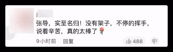 張藝謀閉幕式後現身,一路步行和志願者打招呼,不停揮手毫無架子