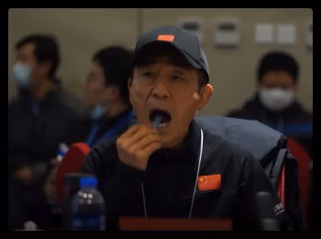 張藝謀閉幕式後現身,一路步行和志願者打招呼,不停揮手毫無架子