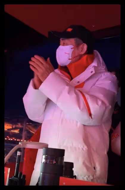 張藝謀閉幕式後現身,一路步行和志願者打招呼,不停揮手毫無架子