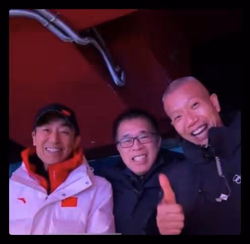 張藝謀閉幕式後現身,一路步行和志願者打招呼,不停揮手毫無架子