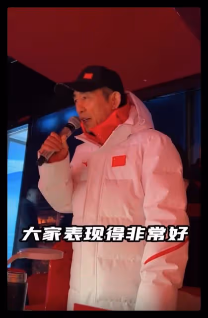 張藝謀閉幕式後現身,一路步行和志願者打招呼,不停揮手毫無架子