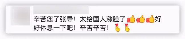張藝謀閉幕式後現身,一路步行和志願者打招呼,不停揮手毫無架子