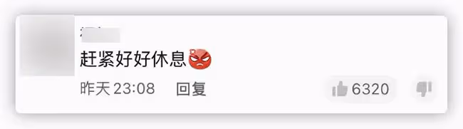 張藝謀閉幕式後現身,一路步行和志願者打招呼,不停揮手毫無架子