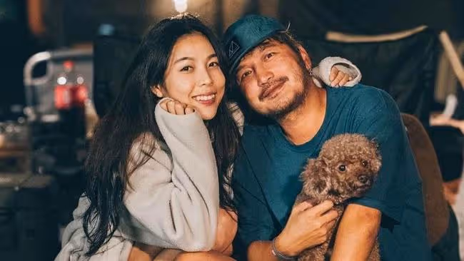 恭喜!男星送鴿子蛋求婚成功,女友高顏值不輸明星,激動哭花雙眼