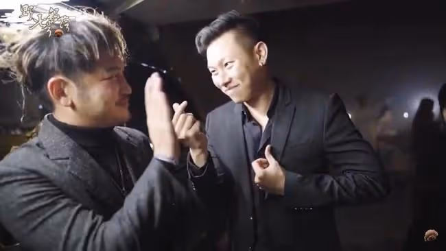 恭喜!男星送鴿子蛋求婚成功,女友高顏值不輸明星,激動哭花雙眼