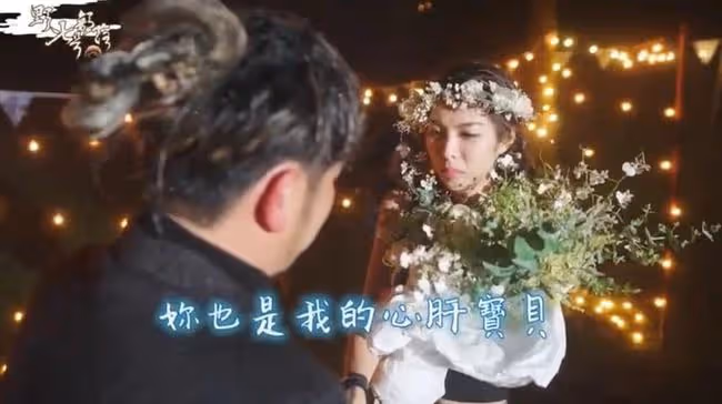 恭喜!男星送鴿子蛋求婚成功,女友高顏值不輸明星,激動哭花雙眼