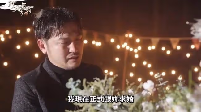 恭喜!男星送鴿子蛋求婚成功,女友高顏值不輸明星,激動哭花雙眼