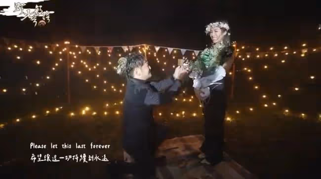 恭喜!男星送鴿子蛋求婚成功,女友高顏值不輸明星,激動哭花雙眼