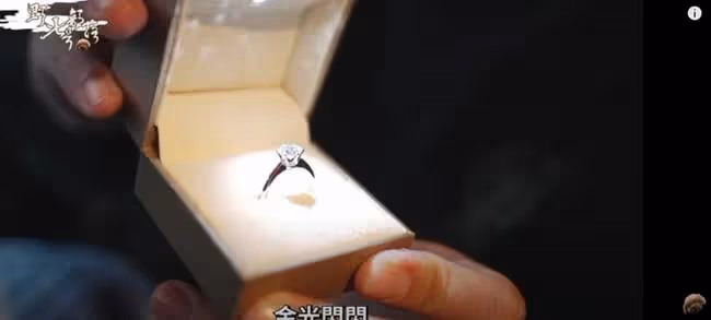 恭喜!男星送鴿子蛋求婚成功,女友高顏值不輸明星,激動哭花雙眼