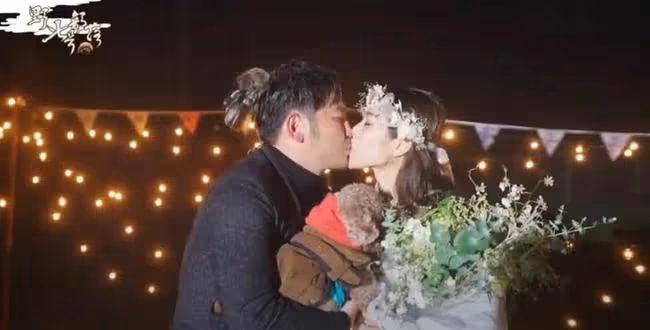 恭喜!男星送鴿子蛋求婚成功,女友高顏值不輸明星,激動哭花雙眼