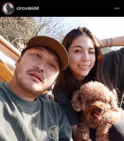 恭喜!男星送鴿子蛋求婚成功,女友高顏值不輸明星,激動哭花雙眼