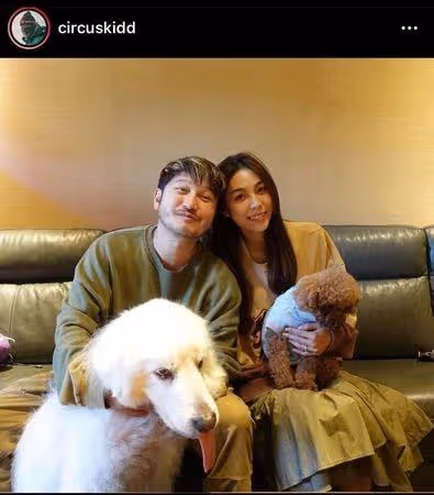 恭喜!男星送鴿子蛋求婚成功,女友高顏值不輸明星,激動哭花雙眼