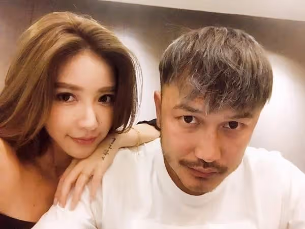 恭喜!男星送鴿子蛋求婚成功,女友高顏值不輸明星,激動哭花雙眼