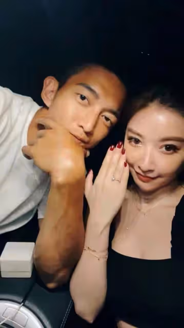 恭喜!男星送鴿子蛋求婚成功,女友高顏值不輸明星,激動哭花雙眼