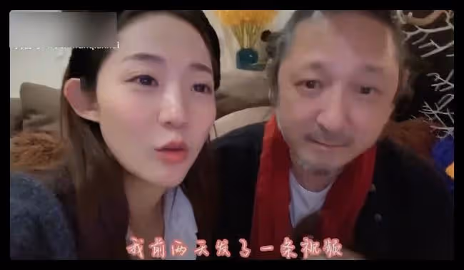 三寶與小25歲嬌妻同框,逗二胎女兒姿勢熟練顯溫馨,兩人疑要三胎