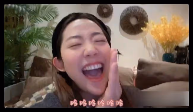 三寶與小25歲嬌妻同框,逗二胎女兒姿勢熟練顯溫馨,兩人疑要三胎