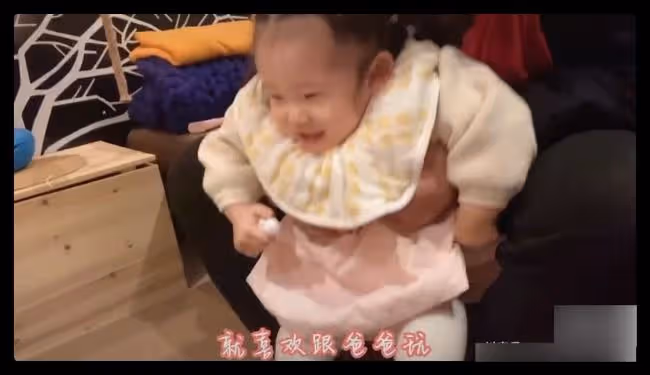 三寶與小25歲嬌妻同框,逗二胎女兒姿勢熟練顯溫馨,兩人疑要三胎