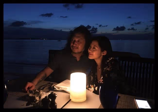 三寶與小25歲嬌妻同框，逗二胎女兒姿勢熟練顯溫馨，兩人疑要三胎