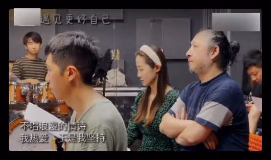 三寶與小25歲嬌妻同框，逗二胎女兒姿勢熟練顯溫馨，兩人疑要三胎
