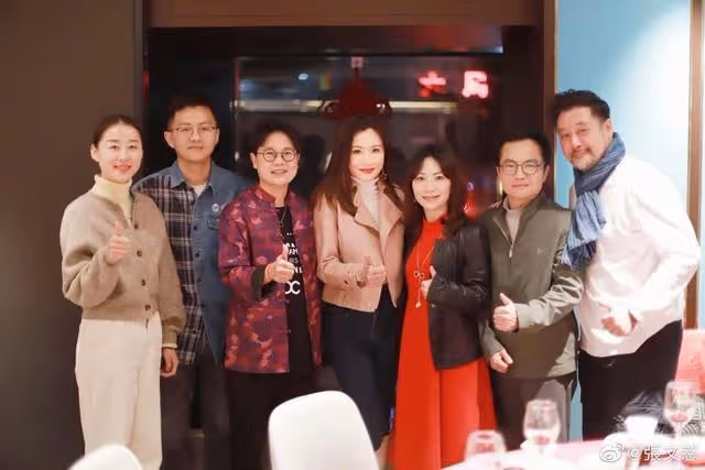 50歲亞姐張文慈告別上海,在廣州簽約新公司,王祖藍疑是老闆之一