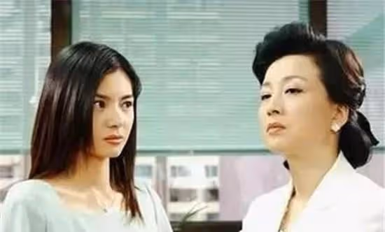 哥嫂一家四口住俺家,卻分文不出,讓哥嫂每月給兩千,婆婆甩巴掌