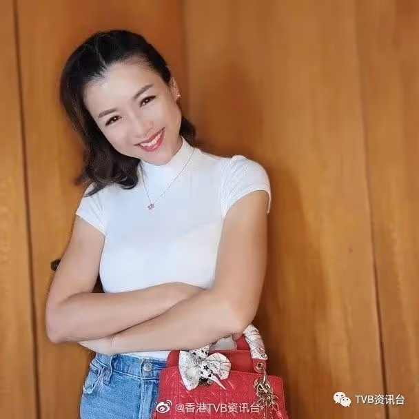 陳茵媺玲瓏浮凸透白Bra！陳法拉社交網衝擊百萬粉絲