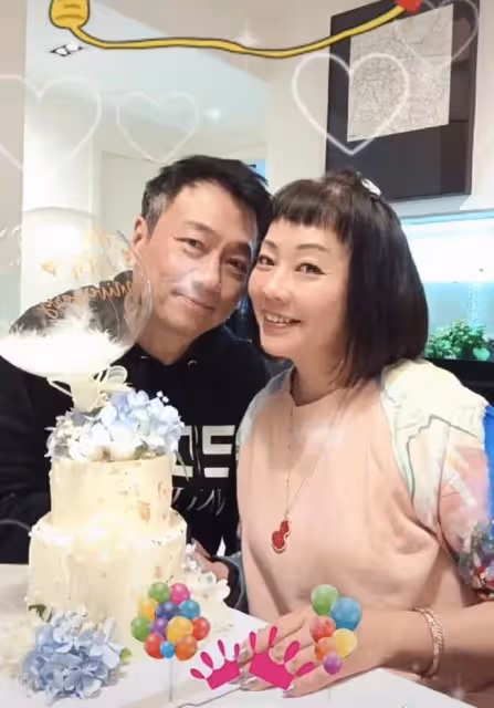 57歲黎耀祥慶銀婚紀念日!愛妻戴31萬手鐲氣質出眾,曬居家膩歪照